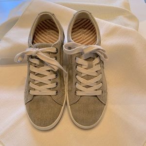 EUC Taos Star Khaki Wash Canvas sneakers size 7, fits like a 6.5